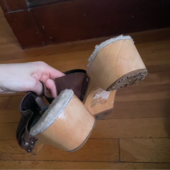 UGG Brown Leather Fisherman Mules Sandals Comfortable Clogs Shearling sz 11 - Picture 11 of 12